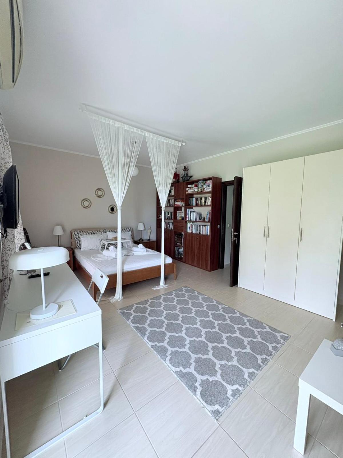 Phivos & Garden Apartment